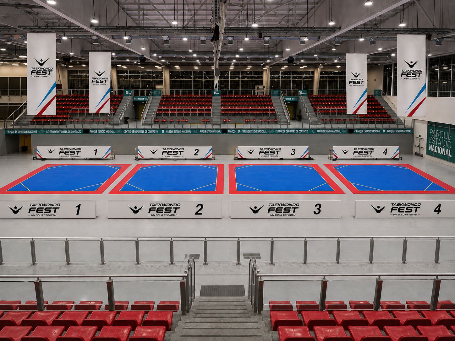 Visualización del montaje de Taekwondo Fest con cuatro áreas de competencia en el Centro de Deportes de Contacto